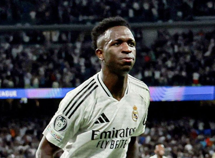 Vinicius Junior célèbre un but avec le Real Madrid en LdC à domicile 