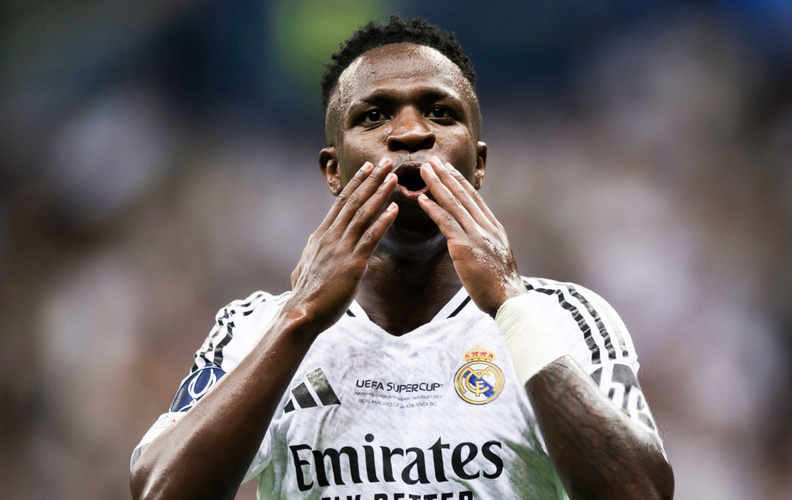 Vinicius Junior envoie des bisous aux supporters du Real Madrid après son but pendant un match