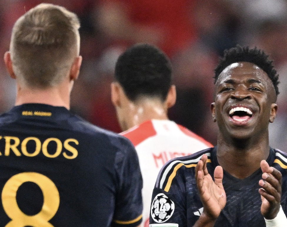 Vinicius Junior qui applaudit Toni Kroos après sa passe décisive