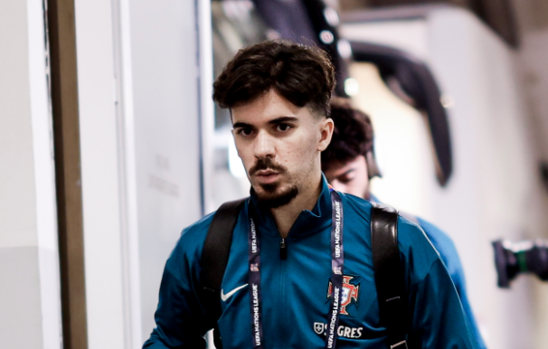 Vitinha arrive au Stade avec le Portugal pour affronter la Croatie en Ligue des Nations