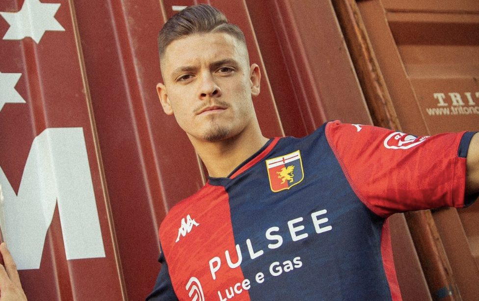 Vitinha qui pose avec le maillot du Genoa 14 juin 2024