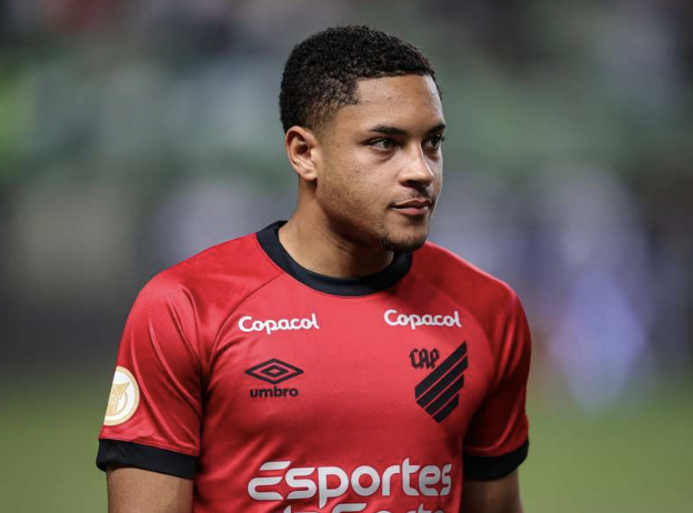 Vitor Roque à l'Athletico Paranaense avant de rejoindre le Barça