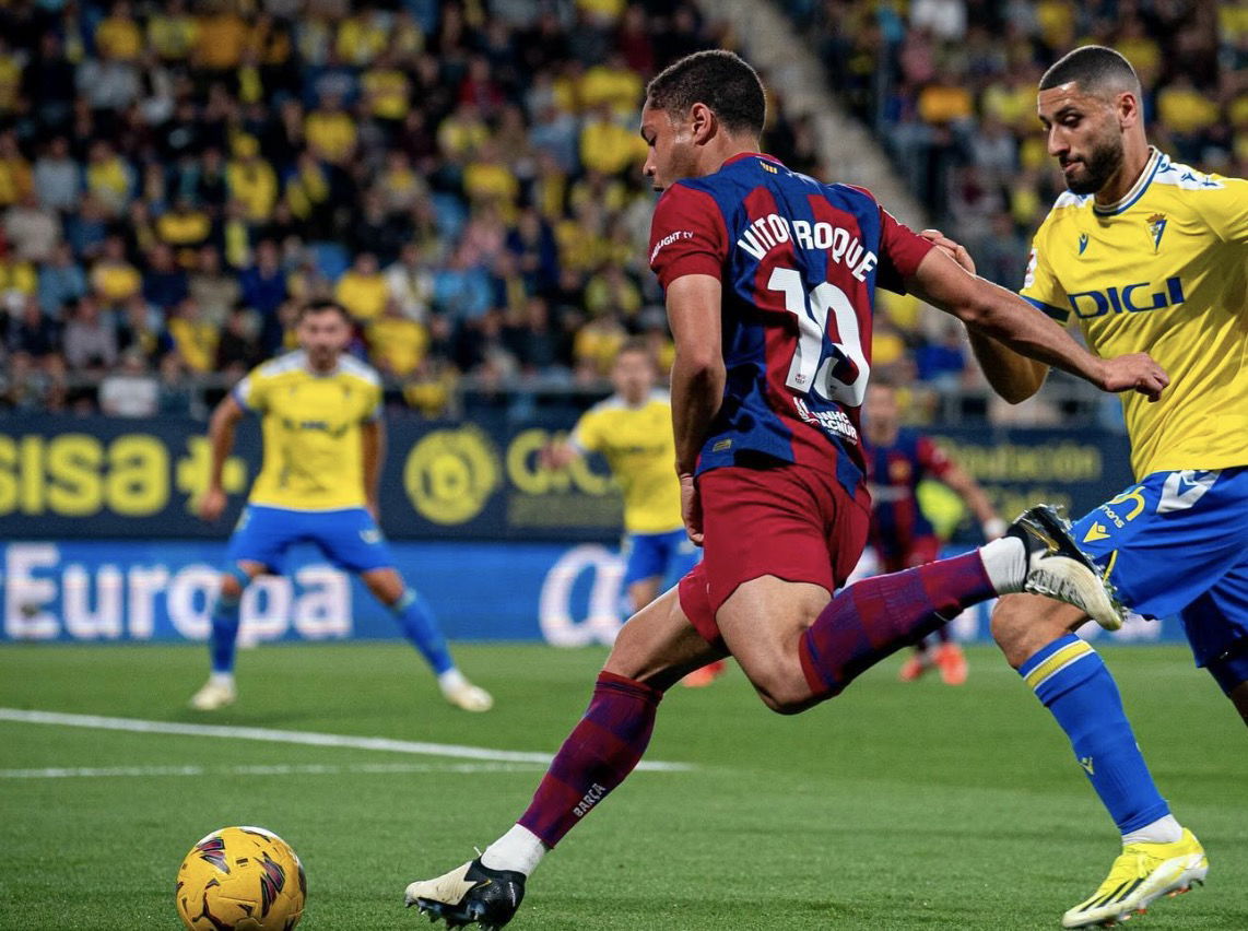 Vitor Roque qui centre avec le FC Barcelone face à Cadix en Liga