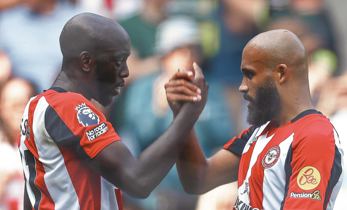 Wissa et Mbeumo se serrent la main après leurs buts face à Crystal Palace avec Brentford