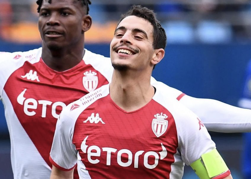 Wissam Ben Yedder avec le sourire et le brassard de capitaine après son but avec l’AS Monaco