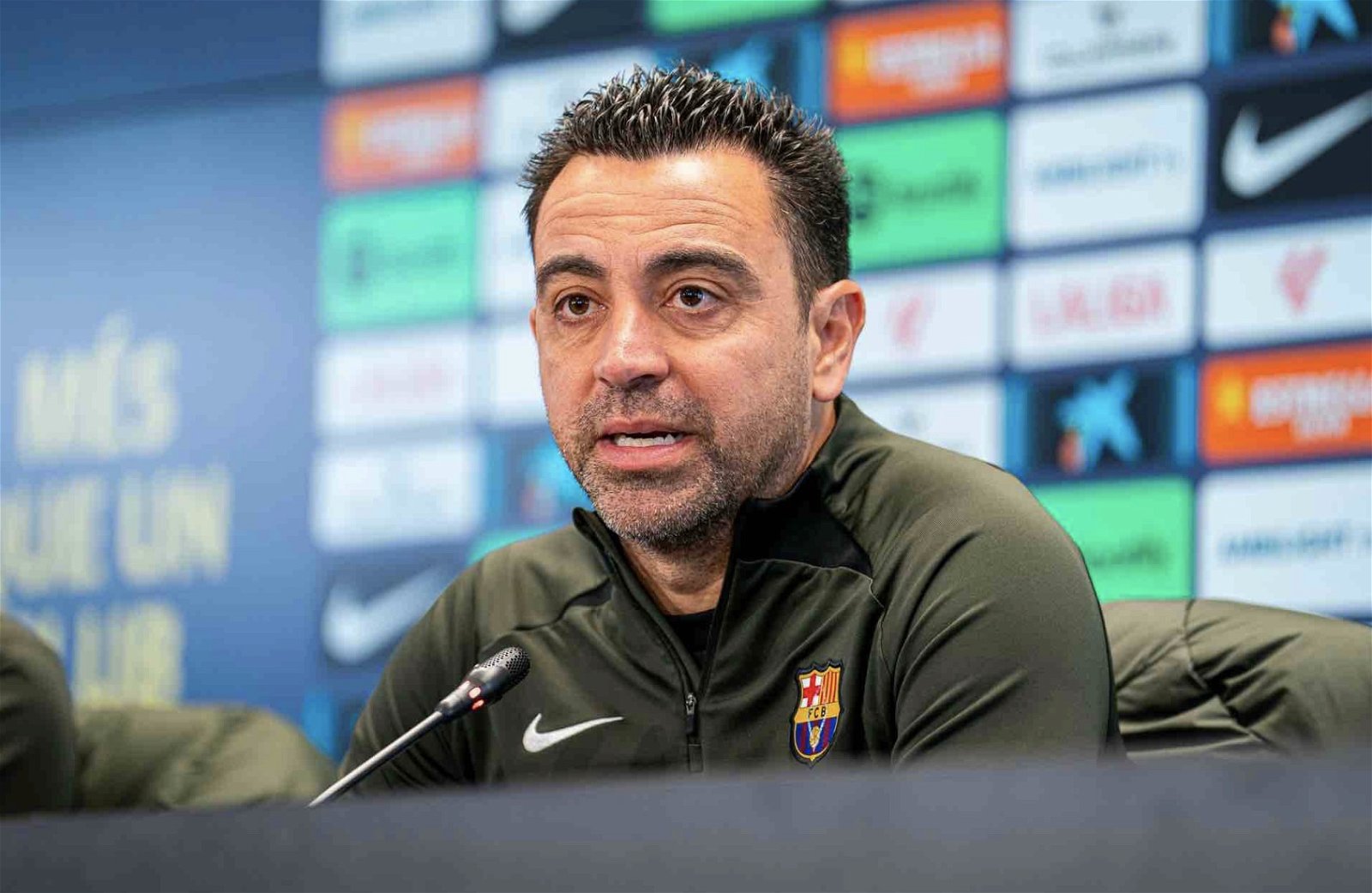 Xavi Hernandez en conférence presse avec le Barça