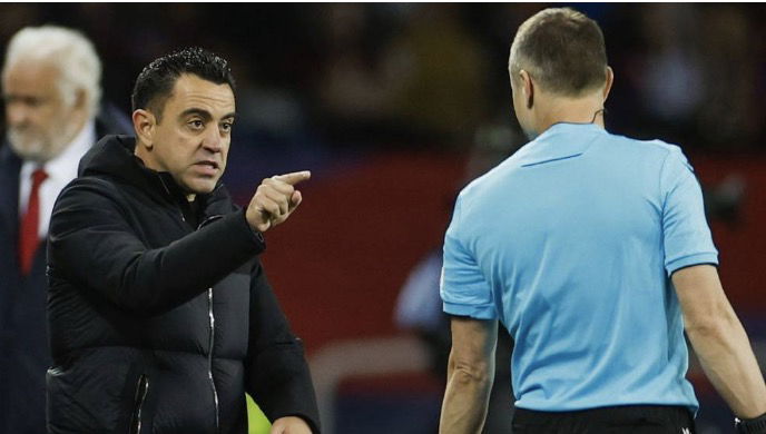 Xavi qui montre du doigt l’arbitre du match contre le PSG en Ligue des Champions