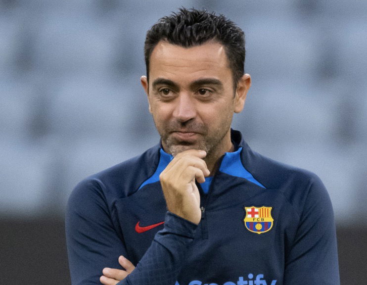 Xavi qui se tient le menton pendant un entraînement du FC Barcelone