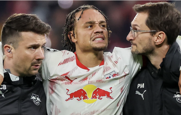 Xavi Simons se tient aux soigneurs du RB Leipzig après sa blessure face à Liverpool en Ligue des Champions