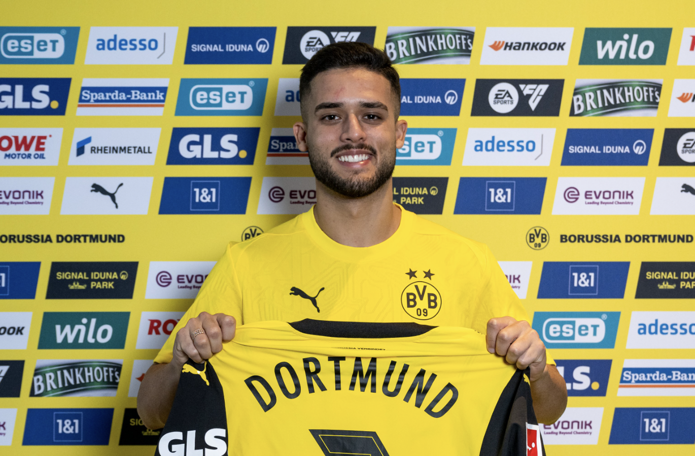 Le Borussia Dortmund frappe fort en signant Yan Couto en prêt !